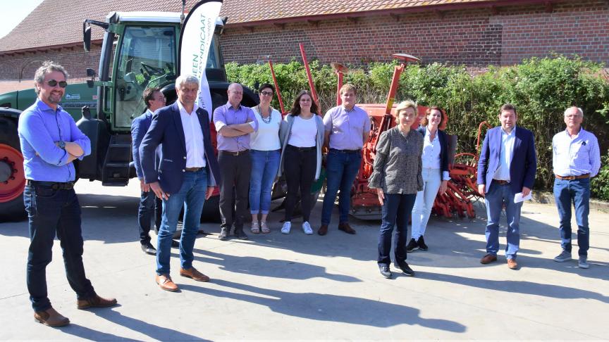 Het Algemeen Boerensyndicaat legde meerdere bezorgdheden voor aan landbouwminister Hilde Crevits, bij haar bezoek aan de Zuid-Bellegoed in Ieper.