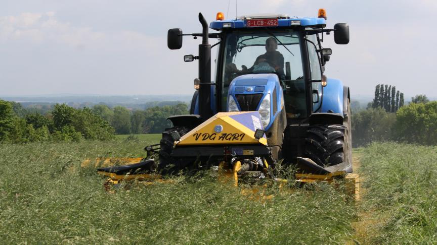 Jonas Vandergeynst maait gras voor voordroog voor paarden vroeg in mei. “Dit gebeurt steeds vaker bij paardenhouders”.