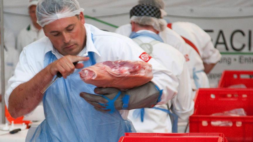 Sinds begin deze week testten al 400 medewerkers in een fabriek van het Duitse vleesverwerkend bedrijf Tönnies positief op corona.
