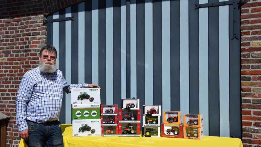 Jos van Ast bij enkele van zijn realisaties.