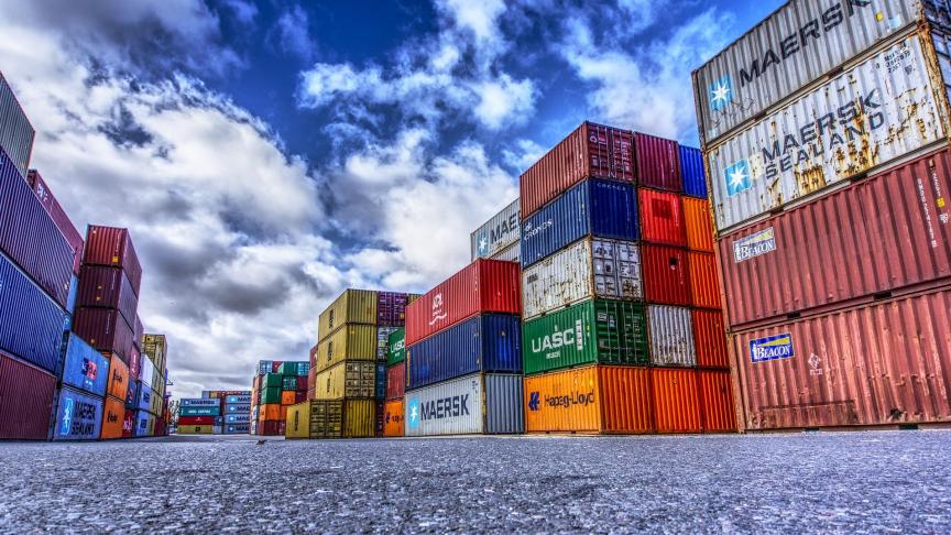 Belangrijke barrières voor internationale handel van voedsel zijn de importtarieven, ingewikkelde handelsprocedures en ook logistieke problemen, bijvoorbeeld slechte wegen of niet uitgeruste havens om containerschepen te laden en lossen.