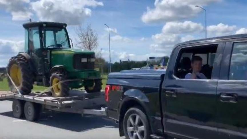 Als we niet met de trekker mogen, dan gaat de trekker maar met de auto mee.