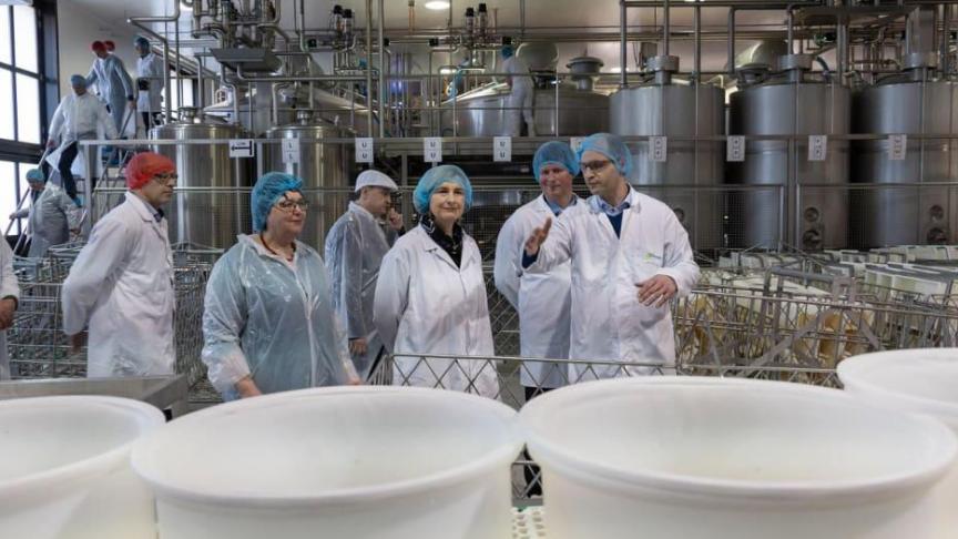 Verwerkte zuivelproducten is het voornaamste agrarische exportproduct. Vlaams landbouwminister Hilde Crevits op bezoek bij Milcobel.