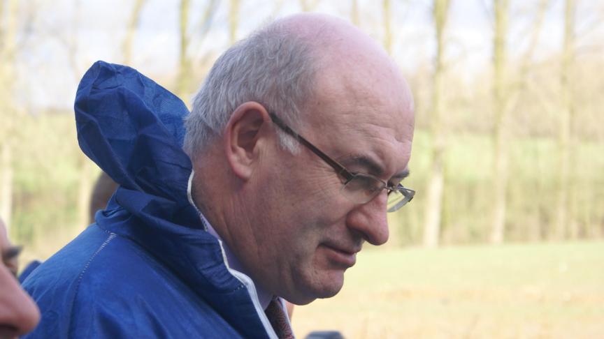 Hogan neemt geen ontslag maar maakt wel excuses vanwege de affaire.