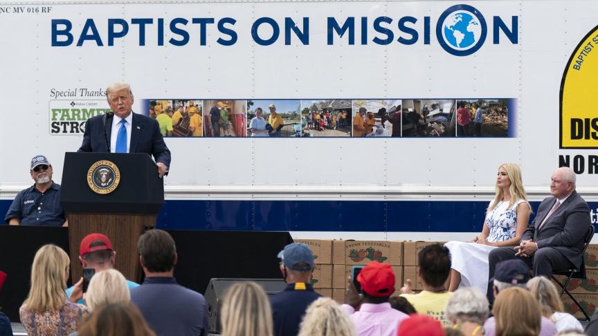 President Trump sprak in de kantlijn van de grote partijconventie over de extra voedselpakketten die worden verdeeld.