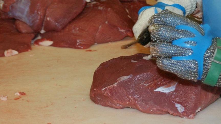 Er loopt een onderzoek naar mensenhandel in de vleesindustrie.