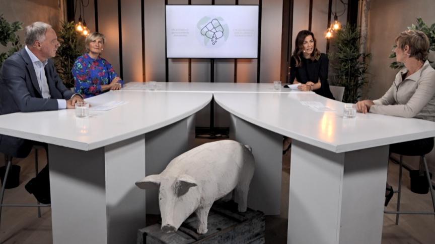 Het charter werd gepresenteerd in Brussel. Links Dirk Van Thielen en Vlaams landbouwminister Hilde Crevits en uiterst rechts Katrien D’Hooghe.