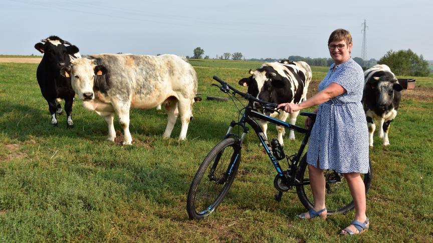 Landbouwster en koersliefhebber Katia Roman, midden haar ‘meisjes’ van het wit-blauwe vleesveeras.