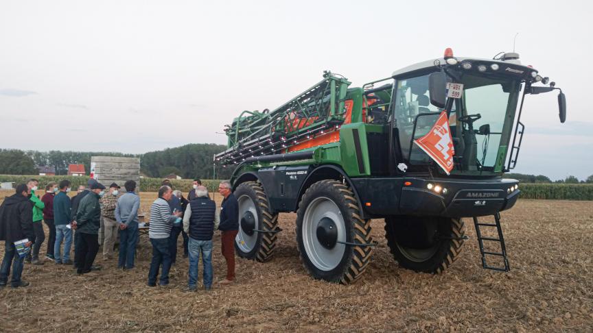 Op deze Amazone zelfrijder biedt AmaSelect viervoudige dophouders met elektrische individuele dopschakeling.