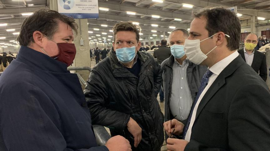 Van links naar rechts: de voorzitter van de Vlaamse vereniging voor veehandelaars en vleesproducenten Benoît Luycx, de secretaris-generaal van de Franstalige veehandelsfederatie Benoît Cassart, en de federale landbouwminister David Clarinval, die naar Ciney kwam om zijn waardering te tonen voor de hele agrarische wereld.