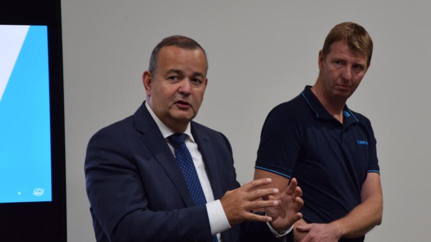 CEO Anthony van der Ley gaf ons duiding bij de toekomstvisie van Lemken. Op de achtergrond volgt ook verkoopsmanager Stijn Vercauteren aandachtig.