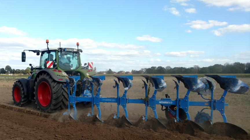 Lemken Juwel 8i wentelploeg in ‘onland’ gebruik. De tractor rijdt hierbij ‘bovenop’ en niet door de ploegvoor.