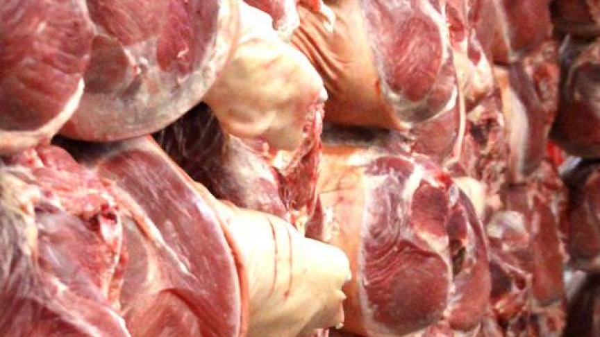 Van Bogaert is actief in het uitbenen en versnijden van varkenshammen en varkensschouders.