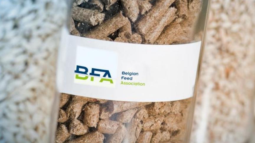 Het gebruik van antibiotica via gemedicineerde voeders is echter maar een beperkt onderdeel van het totale antibioticagebruik binnen de dierlijke productieketen.