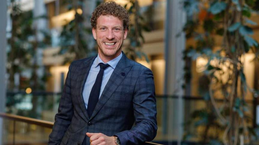 Christophe Vermeulen is jurist gespecialiseerd in Europees Recht. Na een korte passage aan de Brugse balie was hij actief als parlementair medewerker in het Vlaamse en Federale Parlement.