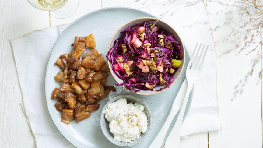 Gemarineerd buikspek met geitenkaas en een salade van rode kool en appel verklei