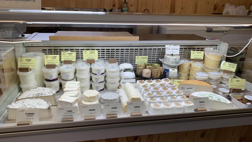 Van de 4.000 l die elke week gemolken wordt, verwerkt Joke 300 à 400 l tot allerlei ambachtelijke producten voor de hoevewinkel.