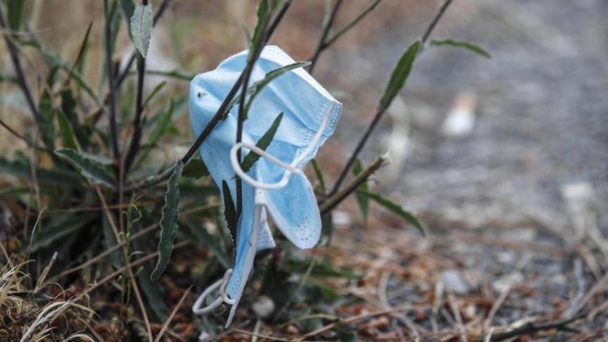 Wegwerpmondmaskers duiken meer en meer op langs velden en wegen.