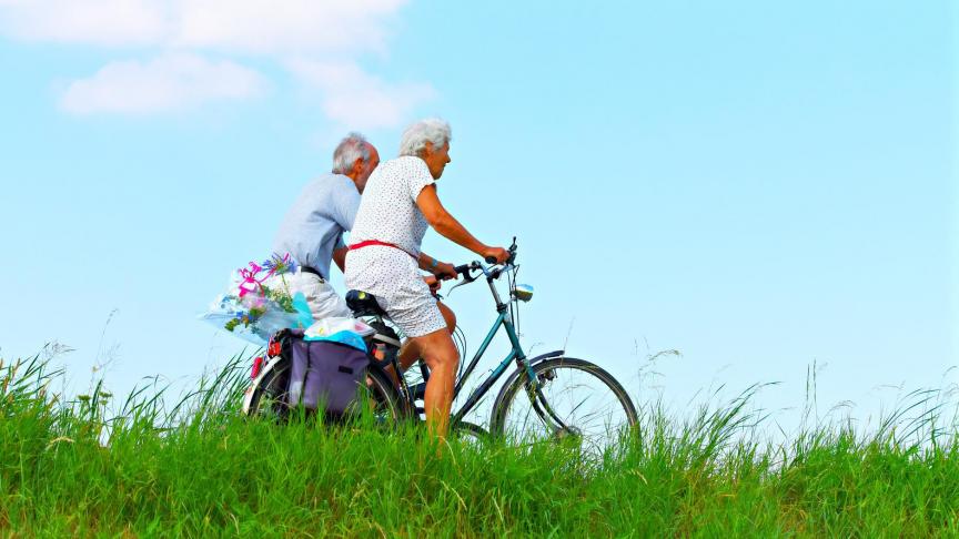 Een ouder wordend koppel kan een zorgvolmacht laten opstellen om zo te bepalen wie zeggenschap krijgt over hun vermogen.