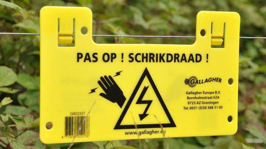 De aanwezigheid van een schrikdraadinstallatie moet worden aangeduid door middel van driehoekige waarschuwingsborden die een zwarte bliksem op gele achtergrond weergeven.