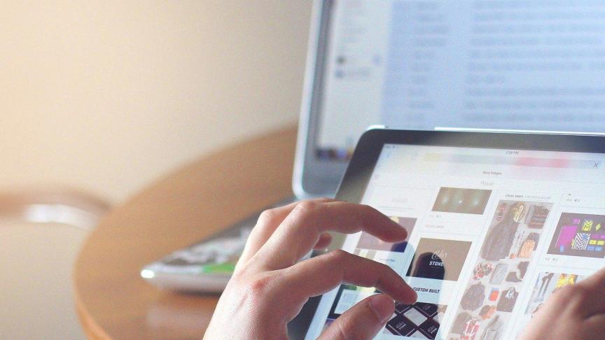 Het departement Landbouw en Visserij overweegt een chatfunctie op het bestaande e-loket en de invoering van een mobiele applicatie om de digitalisering te versnellen.