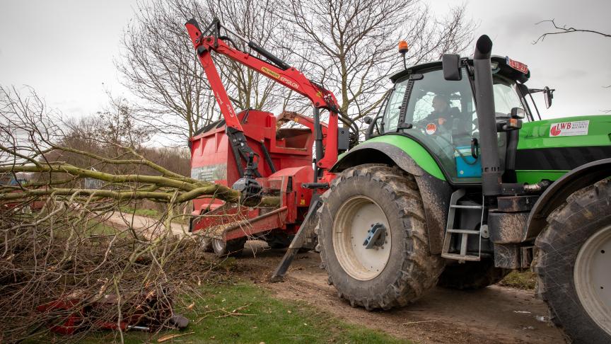 Het houtkantenbeheer zal op een moderne manier gebeuren, met machines zoals hakselaars en kettingzagen.
