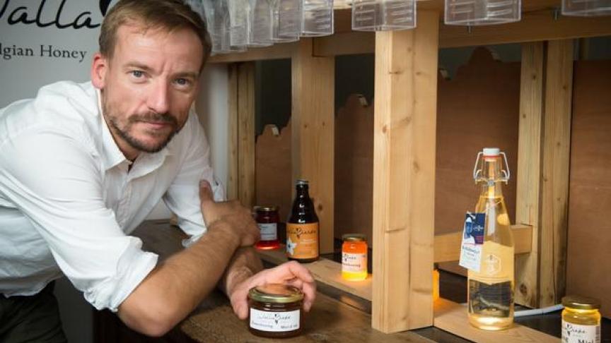 Imker Bart Callaert verkoopt in zijn hoevewinkel eigen producten, maar ook producten van andere producenten.