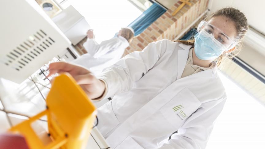 In Biotechnieken komen naast de labotechnieken ook productie- en procestechnieken  aan bod.