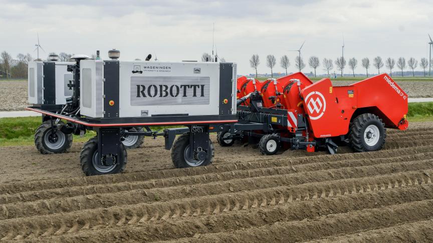 Het Robotti-platform is hier ingespannen voor een eenvoudig, getrokken uitgevoerde mechanische bekerpootmachine.