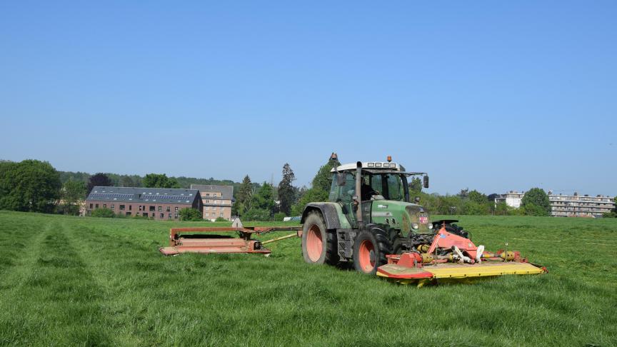 Het maaien is gestart, maar de grasgroei blijft achter.