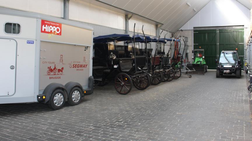 De koetsen staan keurig geparkeerd, uitgerust met een plexiwand tussen koetsier en inzittenden en wachtend op renderende tijden.