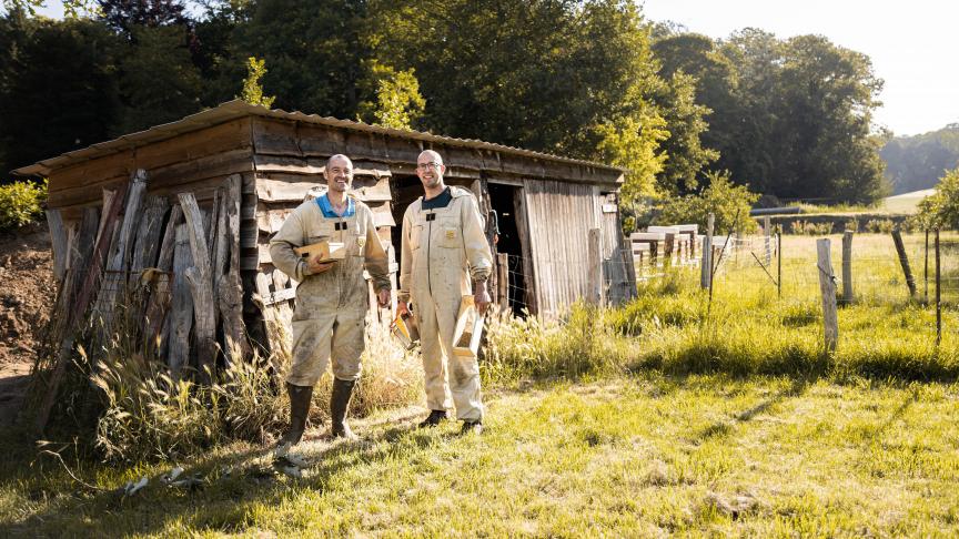 Tijdens het seizoen bezoeken Pierre-Antoine en Mathieu elke kolonie wekelijks om te controleren of alles goed gaat en of er geen zwermen zijn.