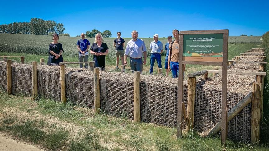 Gedeputeerde Bart Nevens, vertegenwoordigers van het Lennikse gemeentebestuur en landbouwer Herman Marissens kwamen de dam inhuldigen