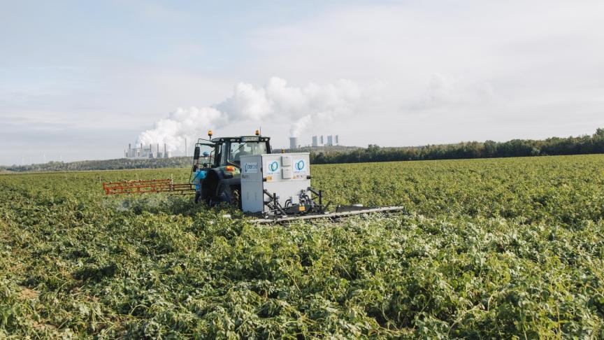 Vooraan de tractor wordt het elektrolyt Volt.Fuel verspoten, achteraan volgt de elektrocutie van het aardappelloof.