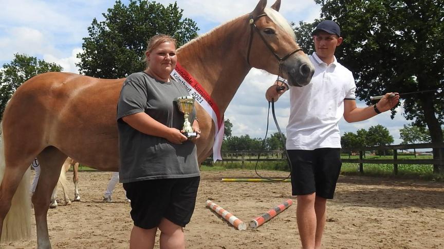 Soetkin van Hill 61 (v. Liz Alcantara x m. Saartje van het ‘t hoge Lindehof) van  Annelies Verbruggen uit Mechelen werd provinciaal kampioene in Kalmthout.