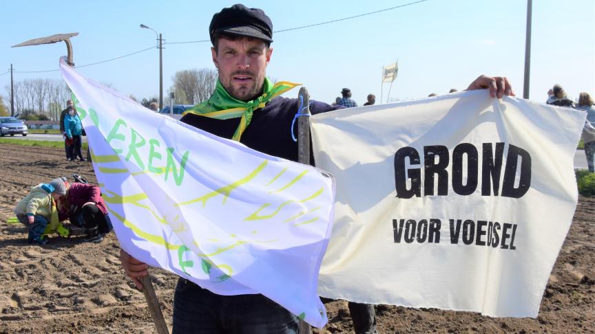 Na 70 jaar beleidskeuzes in de richting van export en industrie, is het dringend tijd voor een ommekeer waarbij gezonde, lokale voedselproductie en vruchtbare grond voor toekomstige generaties voorrang krijgt op winstmaximalisatie en kortetermijndenken , zegt Tijs Boelens.