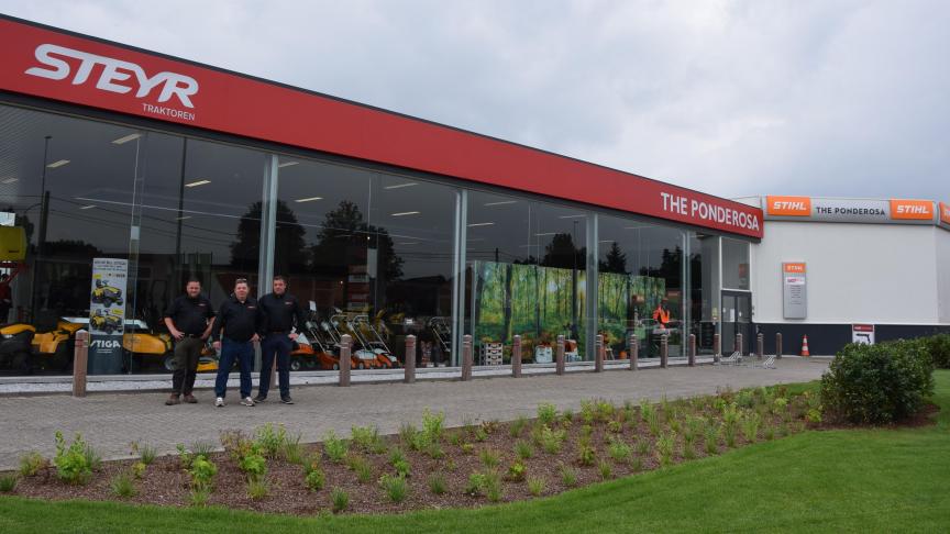 V.l.n.r. Peter, Marnix en Bart Van Parys voor hun nieuwe locatie in Astene (Deinze).