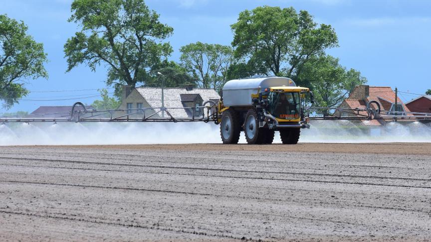 De papiercellulose wordt gemengd met water en daarna met een spuitmachine op de akker gebracht. Er ligt dan op de bodem en gewassen een beschermende filter van 1 mm dik.