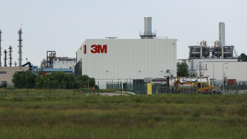 Federaal minister Clarinval, onder meer bevoegd voor het FAVV, werd in de Commissie Gezondheid van de Kamer aan de tand gevoeld over de PFOS-vervuiling op en rond de 3M-site in Zwijndrecht.