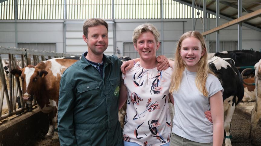 Kurt, Veerle en één van hun 2 dochters tonen ons trots hun nieuwe, duurzame stal.