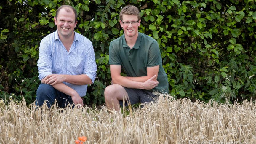 Brouwers Maarten en Dieter Duchateau trots in het gerstveld.