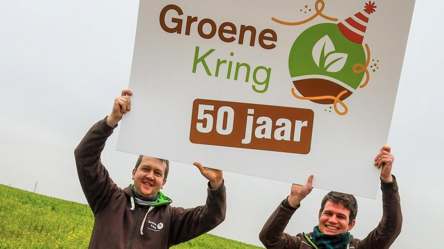 Het nieuwe feestlogo werd begin dit jaar met trots getoond door voorzitter Bram en toenmalig ondervoorzitter Sam.