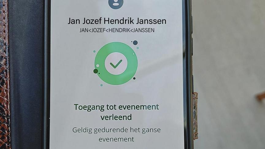 Enkel wie groen licht krijgt bij het scannen van het CST krijgt toegang tot de beurs.
