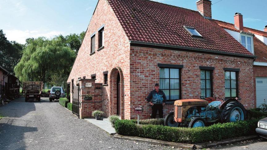 Het is makkelijk te herkennen waar Andy woont: in de voortuin pronkt een Ferguson oldtimertractor met aangebouwde 2-schaar rondgaande Ferguson ploeg.