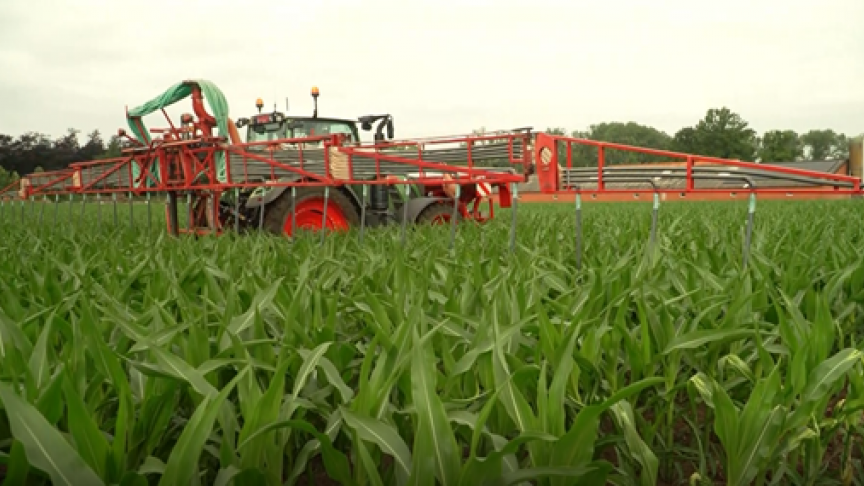 Omgebouwde spuitboom voor toepassing van onderzaai.