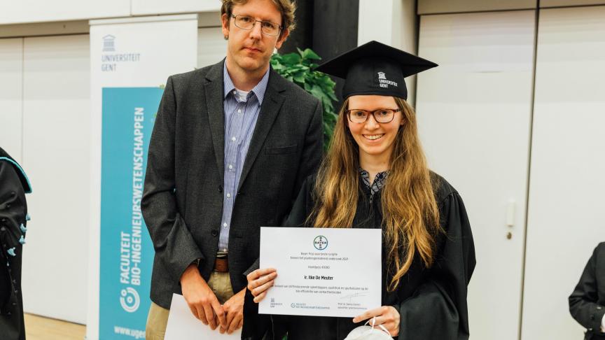 Ilke De Meuter won de hoofdprijs voor haar onderzoek naar de efficiëntie van herbiciden bij gebruik van driftreducerende middelen.