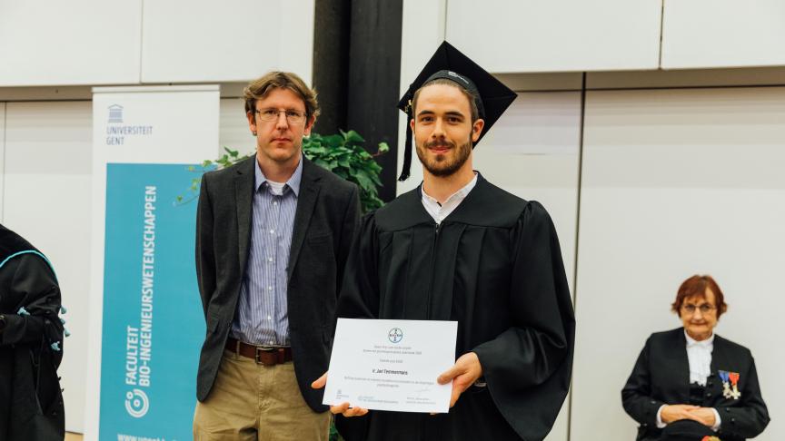 Jari Temmermans won de tweede prijs met zijn onderzoek naar biocontrole organismen als gewasbeschermingsmiddel tegen de grauwe schimmel.
