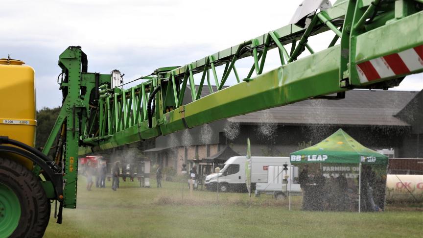De Dammann-spuitmachine van Van den Borne kan dankzij de Leapbox van BBLeap de dosering per dop instellen.
