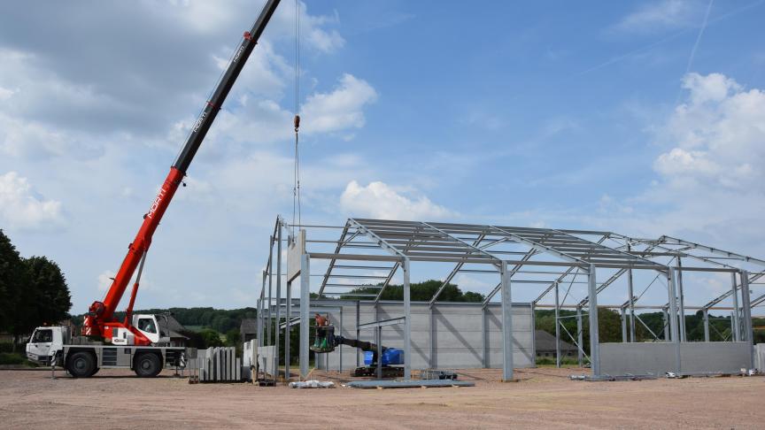 Wij raden u aan om een bezwaarschrift in te dienen. Zo kunt u proberen om de voor u bezwaarlijke bouw van de loods te verhinderen.