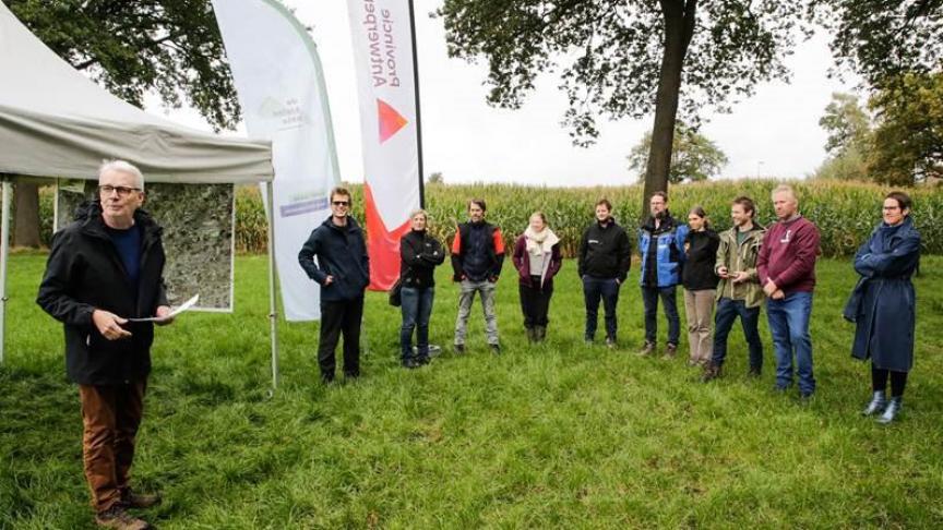 Gedeputeerde Jan De Haes (links) met enkele geinteresseerde landbouwers, partners en beleidsmakers.